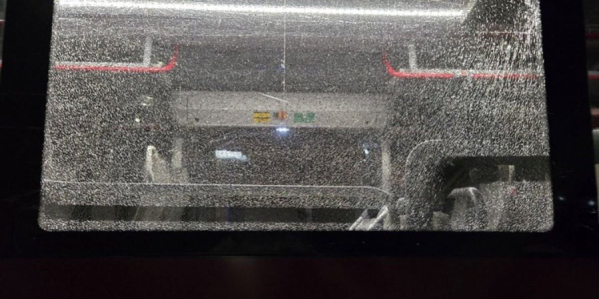 Smrznutim jajima gađali građane: Blokaderi kamenovali autobus na redovnoj liniji u Smederevu