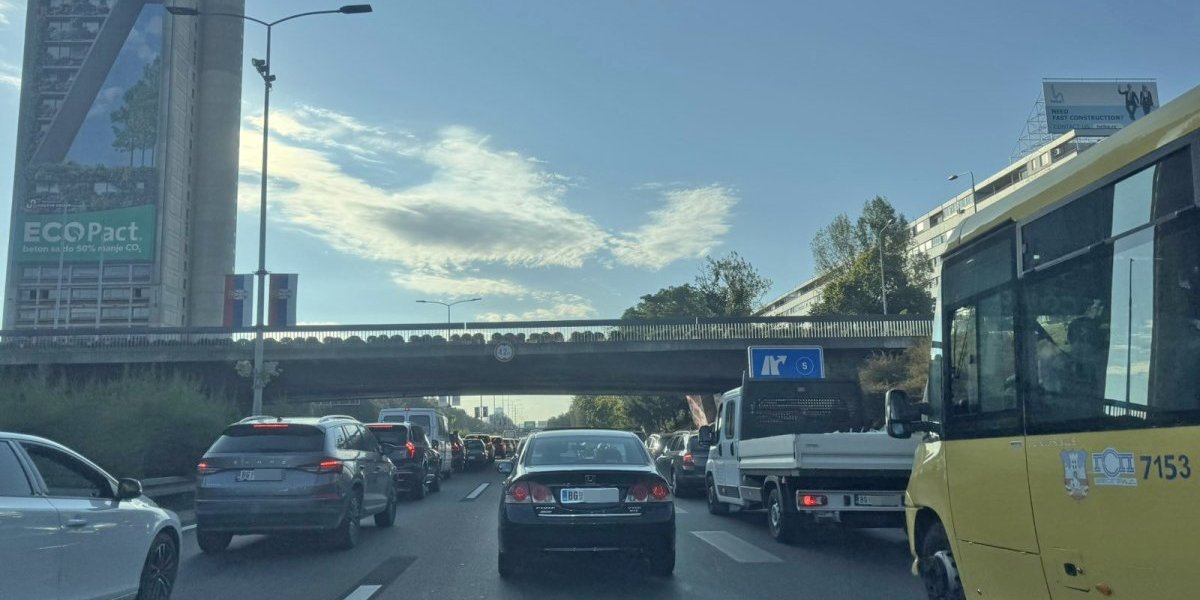 Vozila stoje u mestu na moto-putu