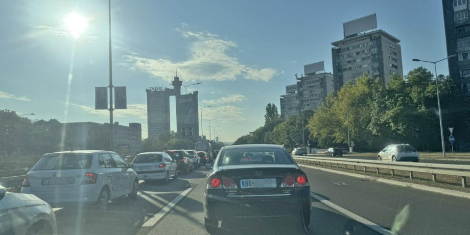 Danas niko nije ostao kod kuće: Gužve na sve strane, javni prevoz menja sistem rada (FOTO)