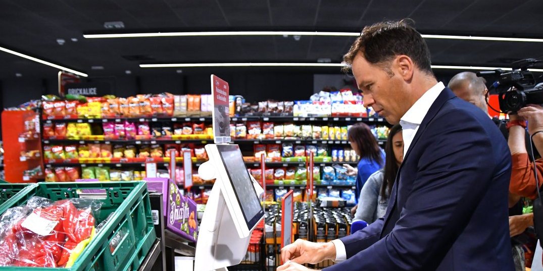 Siniša Mali uporedio cene: Pazario iste proizvode kao prošle nedelje, pogledajte račune (FOTO)