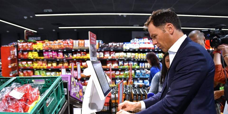 Siniša Mali uporedio cene: Pazario iste proizvode kao prošle nedelje, pogledajte račune (FOTO)