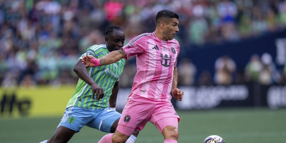 Luis Suarez zgrozio svet prostačkim potezom - Pljunuo protivnika posle svađe (VIDEO)