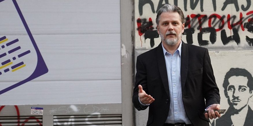 "Država se raspada, a vi snimate film"! Građanka prišla Draganu Mićanoviću na ulici i sve mu sasula u lice