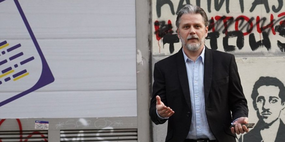 "Država se raspada, a vi snimate film"! Građanka prišla Draganu Mićanoviću na ulici i sve mu sasula u lice