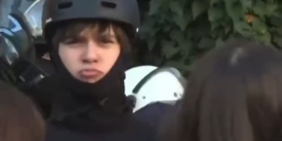 Najnoviji haos u režiji blokadera ekstremista izbio je danas ispred Fakulteta sporta i fizičkog vaspitanja (DIF) u Novom Sadu kada su zgubidani izbačeni iz zgrade te visokoškolske ustanove, što ih je razbesnelo, pa su njihovi lideri, među prvima Miran Pogačar, došli ispred fakulteta i počeli da napadaju policiju.