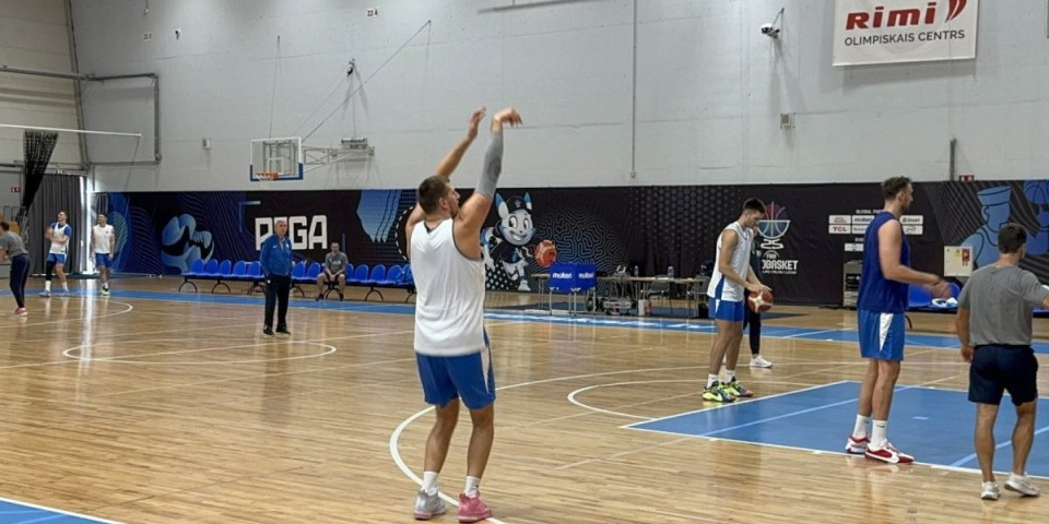 Šta je ovo na Jokićevoj ruci? Prizor sa treninga Srbije zabrinjava (FOTO/VIDEO)