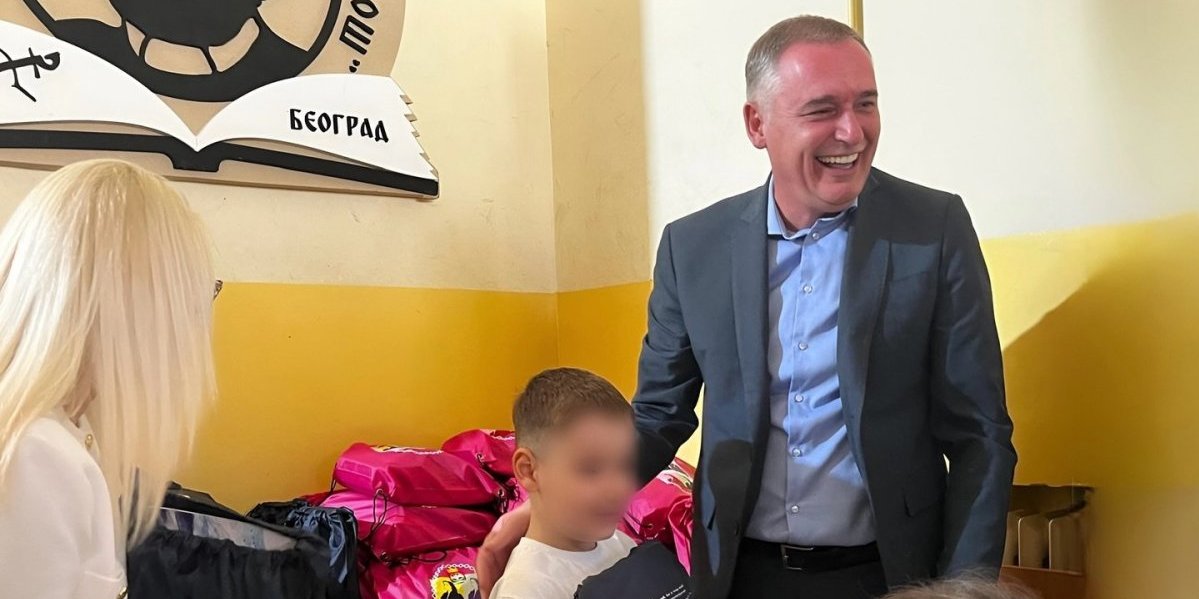 Pokloni dobrodošlice za prvake na Savskom vencu: Predsednik Opštine Miloš Vidović i opštinsko rukovodstvo posetili osnovne škole i đacima uručili poklone