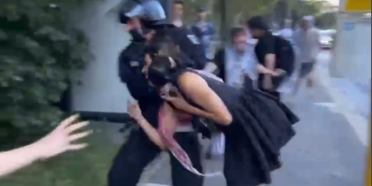 Brutalnije ne može: Policajac zgrabio devojku za vrat, pa je zafrljačio u žbun - Ovako se Nemci ophode prema svima koji krše zakon (VIDEO)