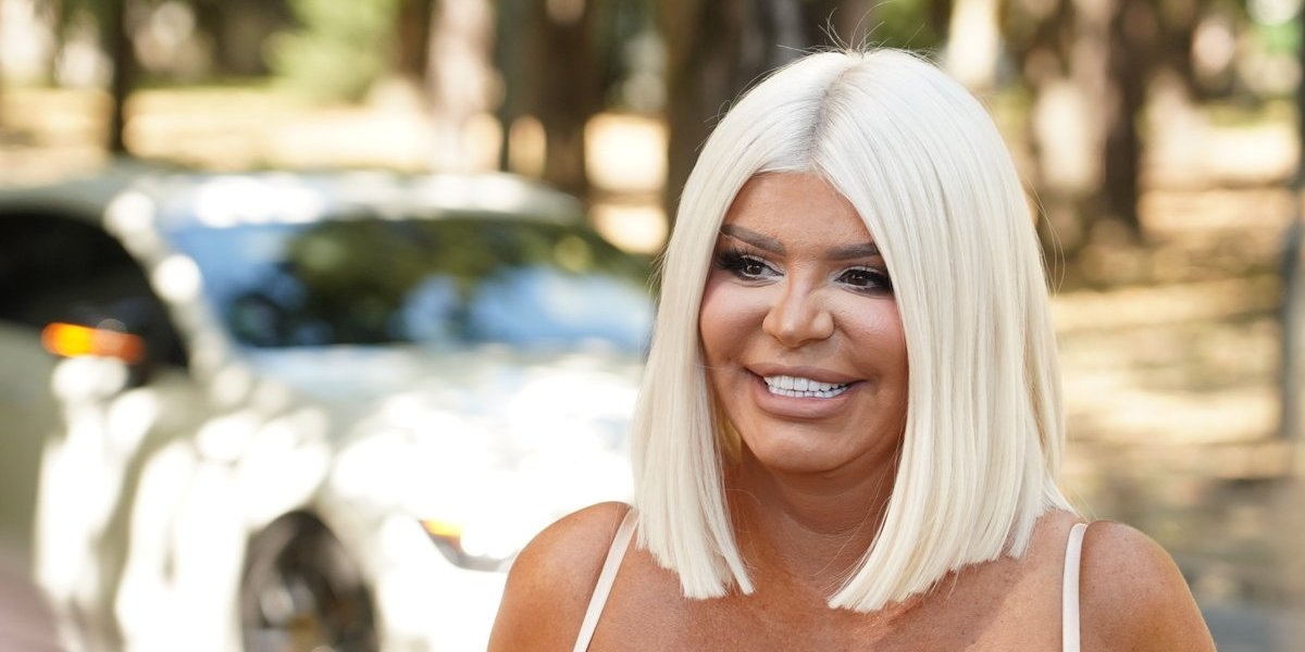 (VIDEO) Dara dupetom poljubila pod u Zvezdama Granda: Pevačica završila pod stolom