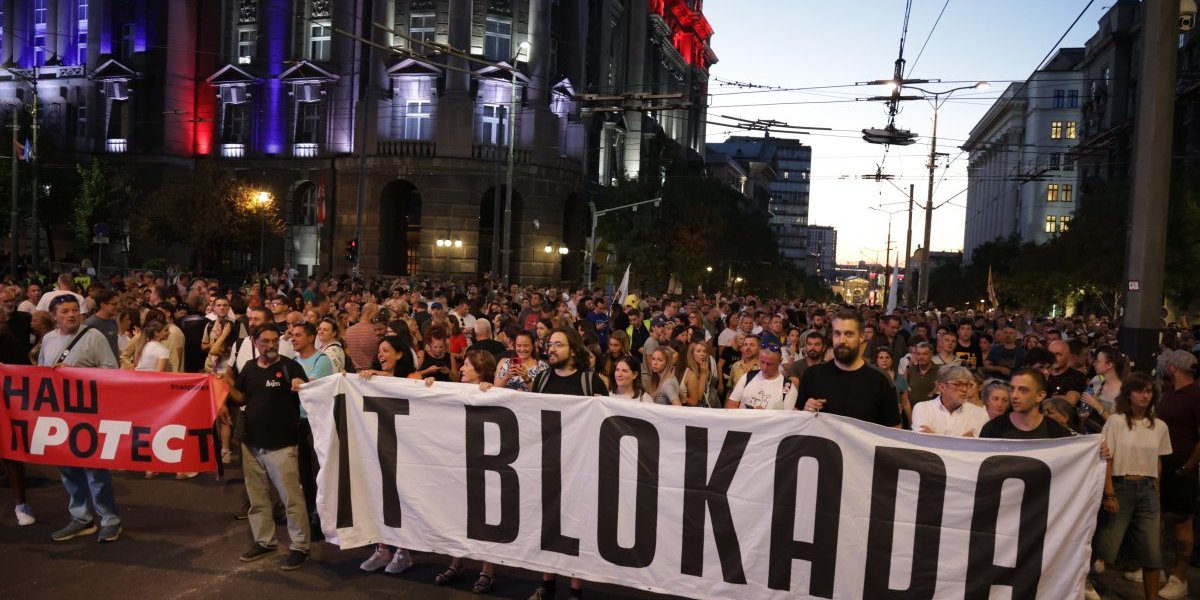 Oglasio se MUP: Kamenicama su gađali policajce, jednom su ciglom razbili glavu, neprijavljeni skupovi su održani na 38 lokacija