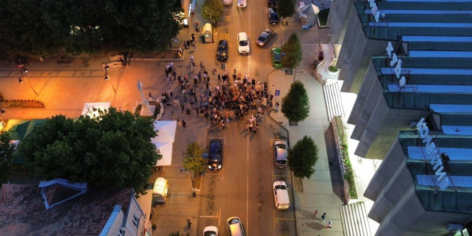 Pristojna Srbija oduvala blokadere: Propali načisto, više ljudi se okupi svakog jutra u pekari