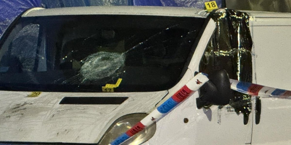 Prve fotografije sa mesta zločina: Izboden muškarac, sve vrvi od policije (FOTO/VIDEO)