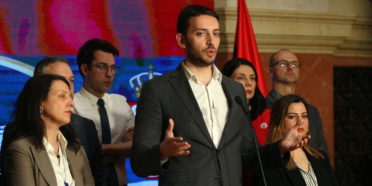 Video ih je samo na slici: Pavle Grbović napao Vučića zbog Sija i Putina, a razlog je bizaran (FOTO)