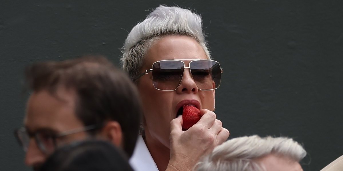 (FOTO) Pevačica pijucka vino dok prima infuziju: Zarazila se bakterijom koja može da izazove sepsu, pa šokirala fotografijom