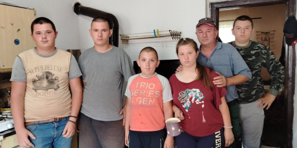 Jad i tuga: Majka ih ostavila, žive sa ocem, a briga je mnogo