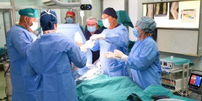 Na odeljenju ortopedije Instututa Niška Banja urađena je prva operacija ugradnje endoproteze kolena.