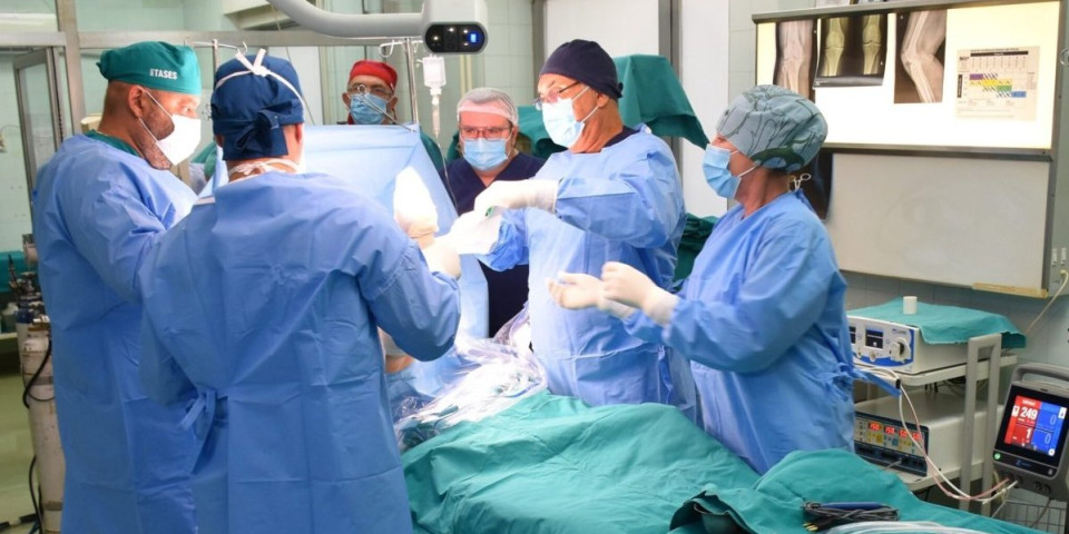 Lekari Instituta ortopedije u Niškoj Banji pomerili granice: Uspešno izvedena prva ugradnja endoproteze kolena