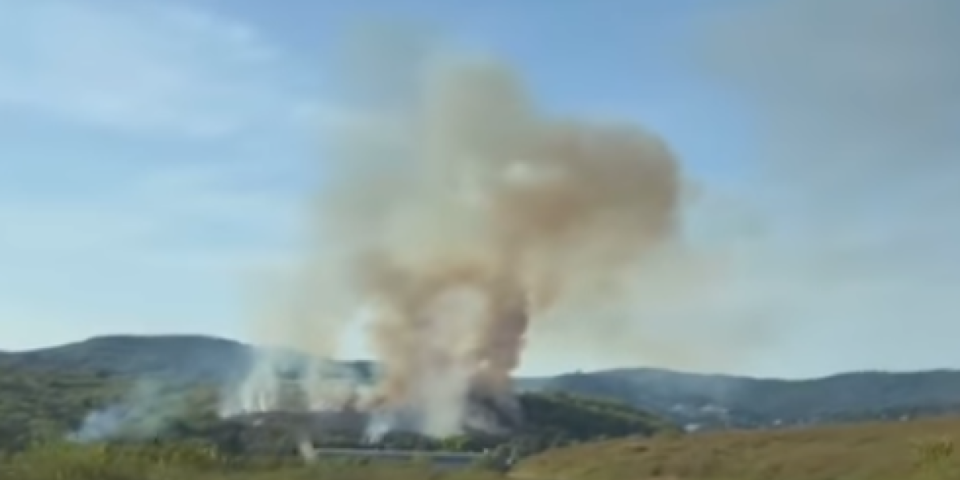 Vatrena stihija guta sve pred sobom: Gustim dim prekrio ovaj deo Srbije (VIDEO)