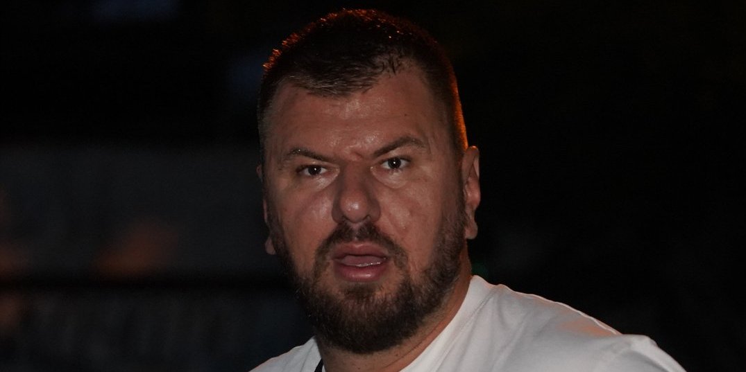 Janjušu će pozliti: Danima muva rijaliti učesnicu, a ona sada priznala da voli žene