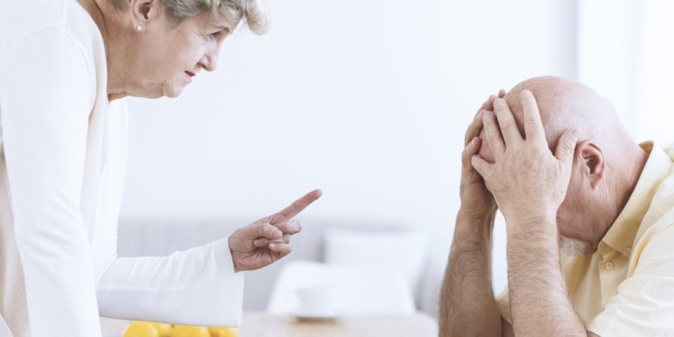 Uletela u kafanu, pa muža ispolivala rakijom: Žena napravila haos u Vranju