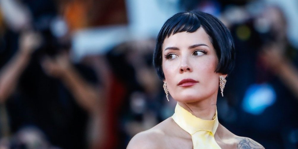 Glumica pokazala leđa, kožu i sav glamur festivala u Veneciji: U seksi, žutoj haljini providnoj na ključnim mestima (FOTO)