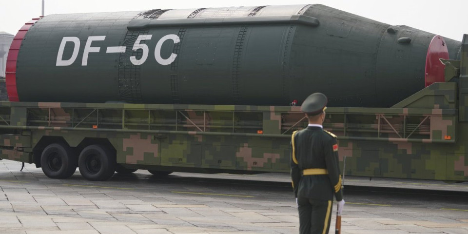 (VIDEO) Smak sveta na kineski način: Oružje koje briše cele kontinente na ulicama Pekinga - svet u čudu gleda "monstrum" raketu