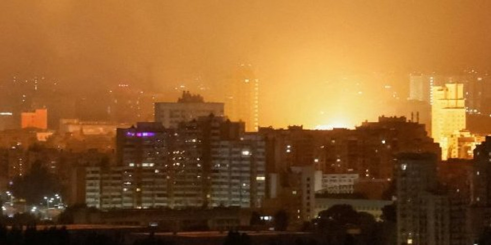 (VIDEO) Rusi brišu ukrajinske gradove sa lica zemlje: Napad kakav skoro nije viđen, ogromne vatrene pečurke se dižu iznad gradova