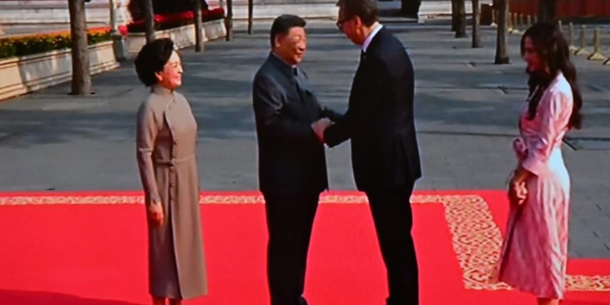 Upečatljive fotografije iz Pekinga: Vučić rame uz rame sa svetskim liderima na paradi kod Sija (FOTO)