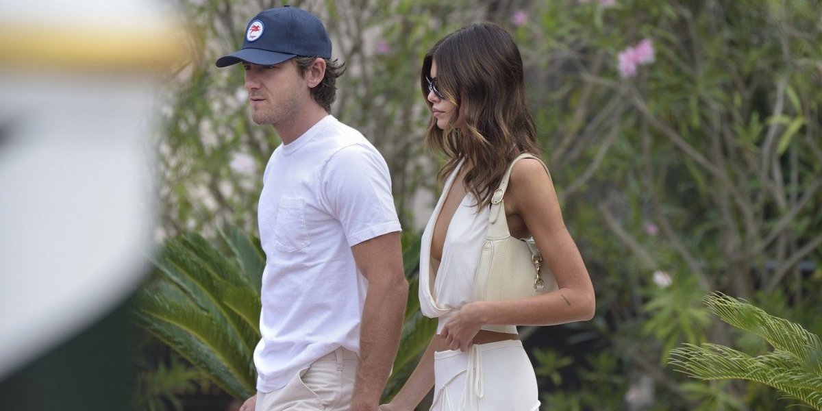 (FOTO) Ćerka poznate glumice prošetala novog dečka, pa pokazala gole grudi: Šuškalo se da je prevarila bivšeg sa njim