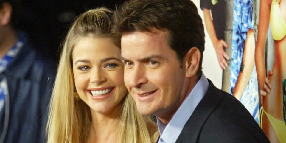 (FOTO) Pomerila haljinu i namerno svima pokazala polni organ: Bivša žena Čarlija Šina bez blama pozirala obnažena