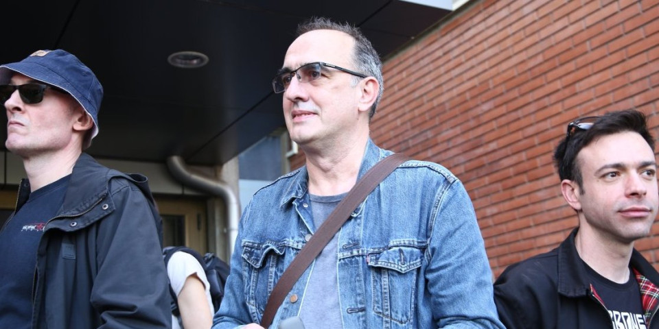 Skandal nad skandalima: Gruhonjić svoju decu šalje iz Srbije, a tuđu gura na ulice i rušenje države (VIDEO)