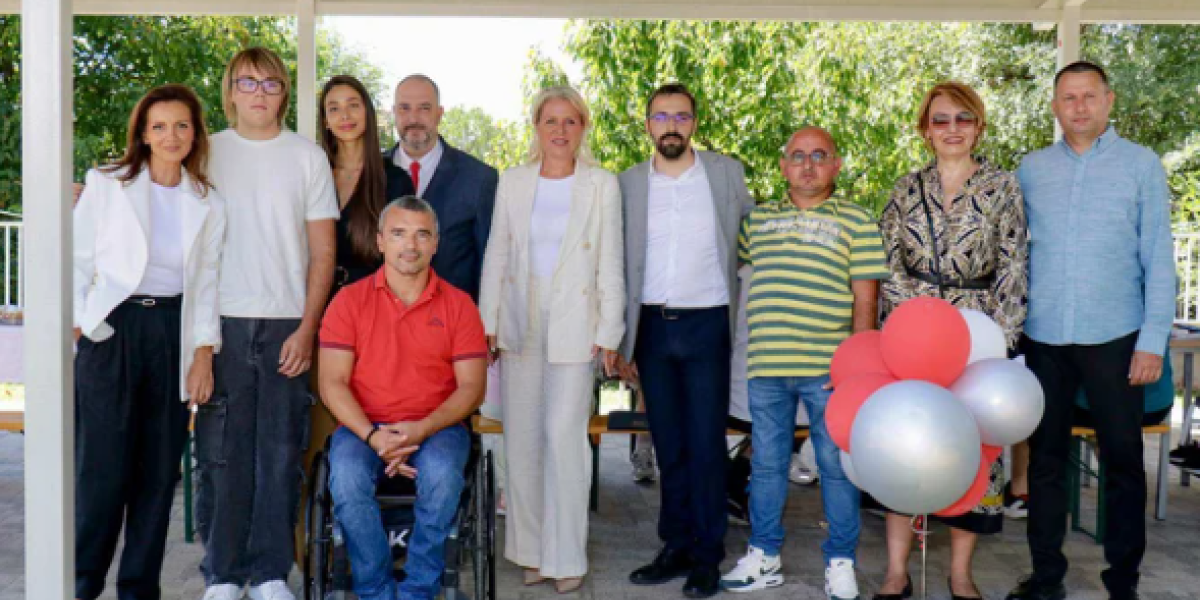 Pomoćnik ministra u Sektoru za zaštitu osoba sa invaliditetom Biljana Barošević prisustvovala je početku ove akcije u Ustanovi za decu i mlade u Šapcu i donirala im sredstva za kupovinu specijalizovane opreme za sportske aktivnosti