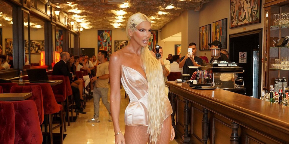 Karleuša stigla na Pinkove zvezde: Izbacila ubitačan dekolte, ogromne grudi u prvom planu