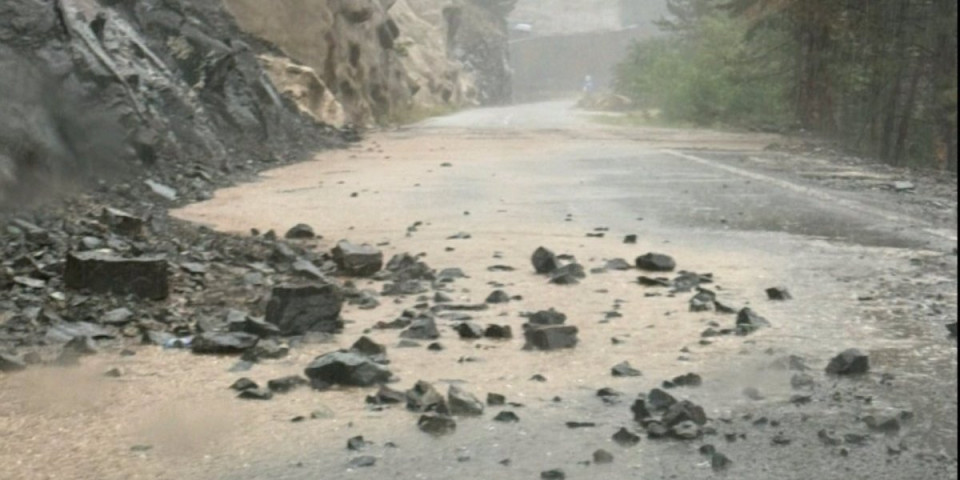 Kamenje zatrpalo put: Ovu deonicu zaobiđite