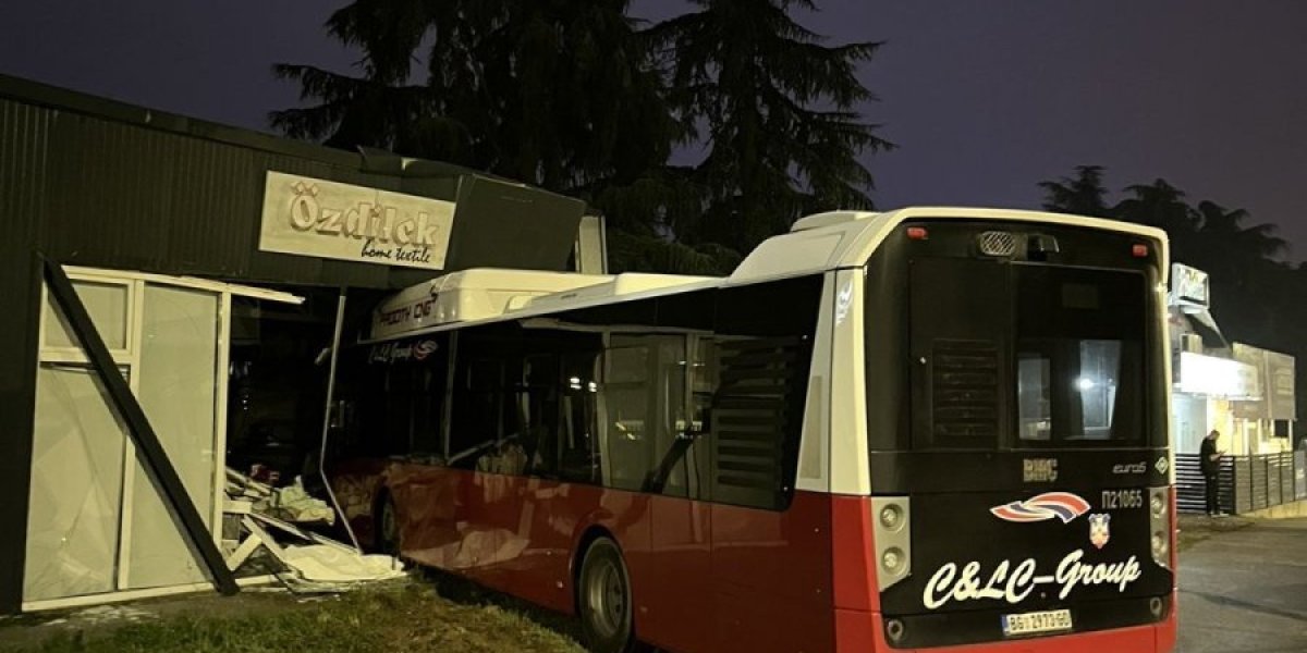 Autobus uleteo u lokal! Nesreća na Petlovom brdu (FOTO)