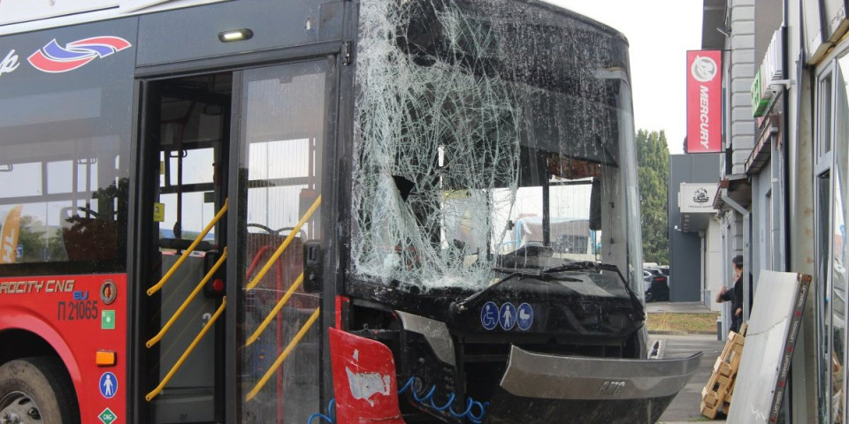 Nevreme napravilo haos: Autobus izleteo iz krivine, pa se zakucao u kuću u Kruševcu (FOTO)