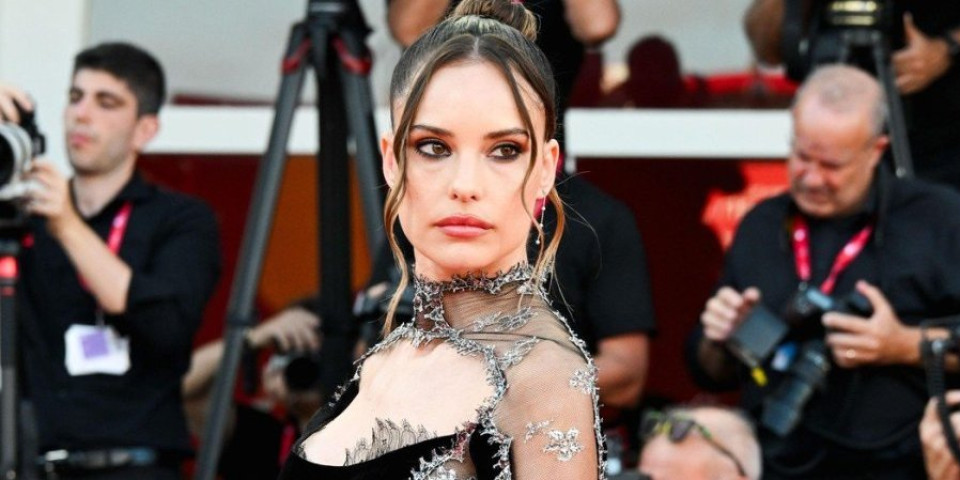 Sevnule gaćice u Veneciji: Manekenka zapalila crveni tepih - grudi samo što nisu ispale (FOTO)