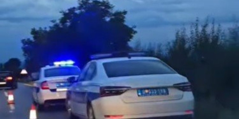 Mladić poginuo u Orašcu: Poršeom sleteo sa puta i zakucao se u drvo (FOTO/VIDEO)