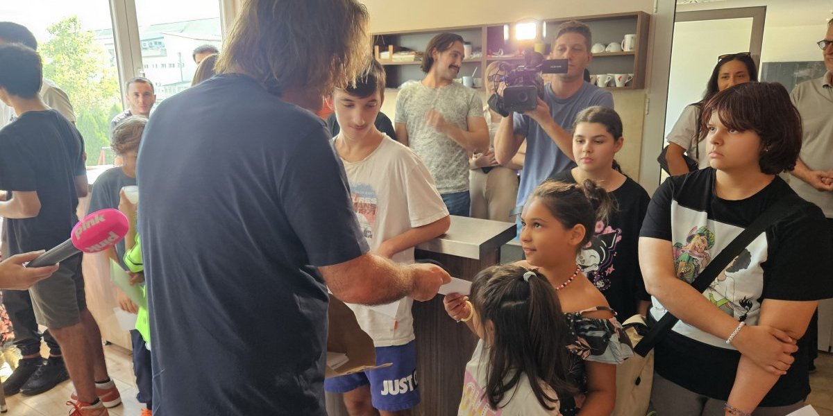 Željko Mitrović  donirao školski pribor i džeparac za decu bez roditeljskog staranja