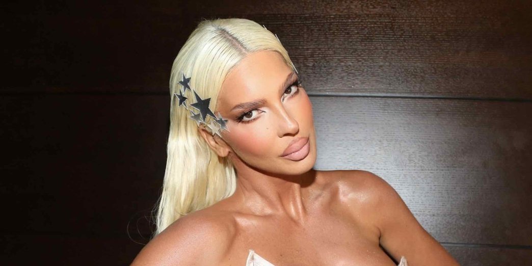 Karleuša polugola: Jedina krpica koju ima na sebi košta 1.100 evra (FOTO)