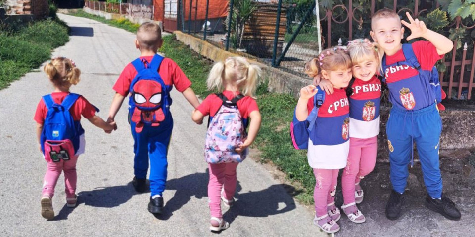 Najlepša slika Srbije: Mali Trajkovići iz sela Glavinci kod Jagodine pošli u školicu