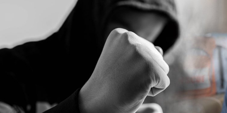 Tinejdžer polomio lobanju starijem čoveku: Muškarcu se bore za život u Leskovcu