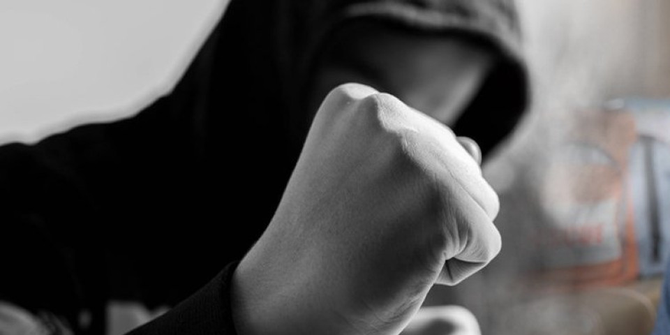 Tinejdžer polomio lobanju starijem čoveku: Muškarcu se bore za život u Leskovcu