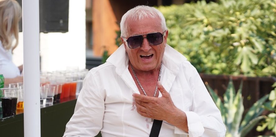 Preselo mu letovanje - Pevač doživeo peh, stotine evra mu ispalo u more