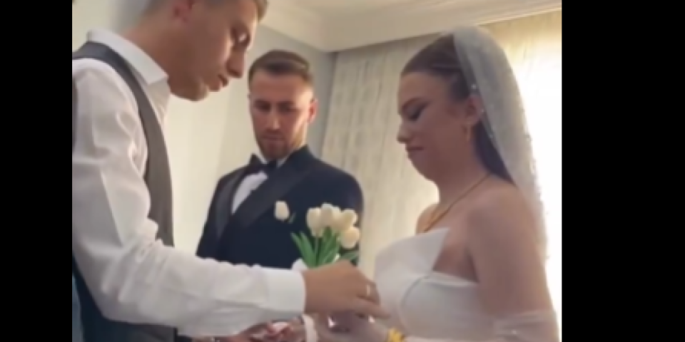 Brat darovao mladu, pa je rasplakao: O ovom snimku bruji ceo region (VIDEO)