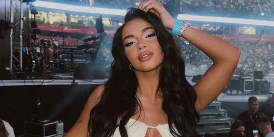 Mokra od znoja, sve joj se ocrtava: Teodora u vrućoj kombinaciji, top figura u prvom planu