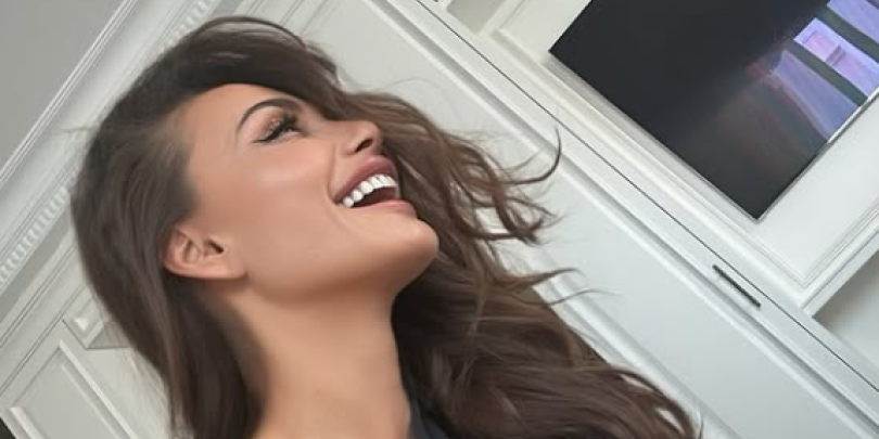 Vitka i gipka posle dvoje dece: Pevačica u petoj deceniji uradila špagu očas posla