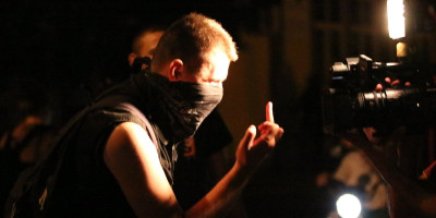 Blokaderi su juče upali u Pionirski park i napali studente koji žele da uče, a policija je uhapsila studenta koji je napadnut i kog su zgubidani pogodili flašom u glavu!?!