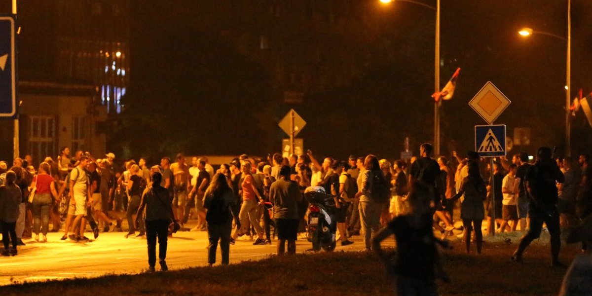 Povređeni policajac u Kosjeriću ima potres mozga: Oglasio se MUP povodom blokada