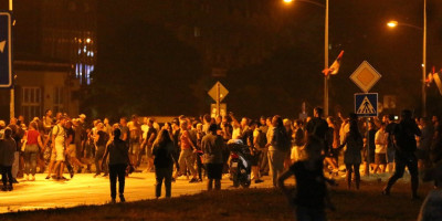 Prilikom intervenciјe policiјe sinoć u Kosјeriću, na potiskivanju mase lica na nepriјavljenom skupu, јednom od ukupno tri povređena policiјska službenika konstatovane su teške telesne povrede u vidu potresa mozga.